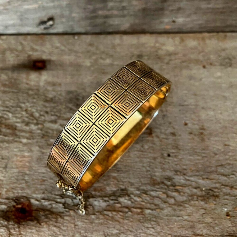 Vintage Whiting And Davis Gold Tone Hinged Bangle With Safety Chain Geometric